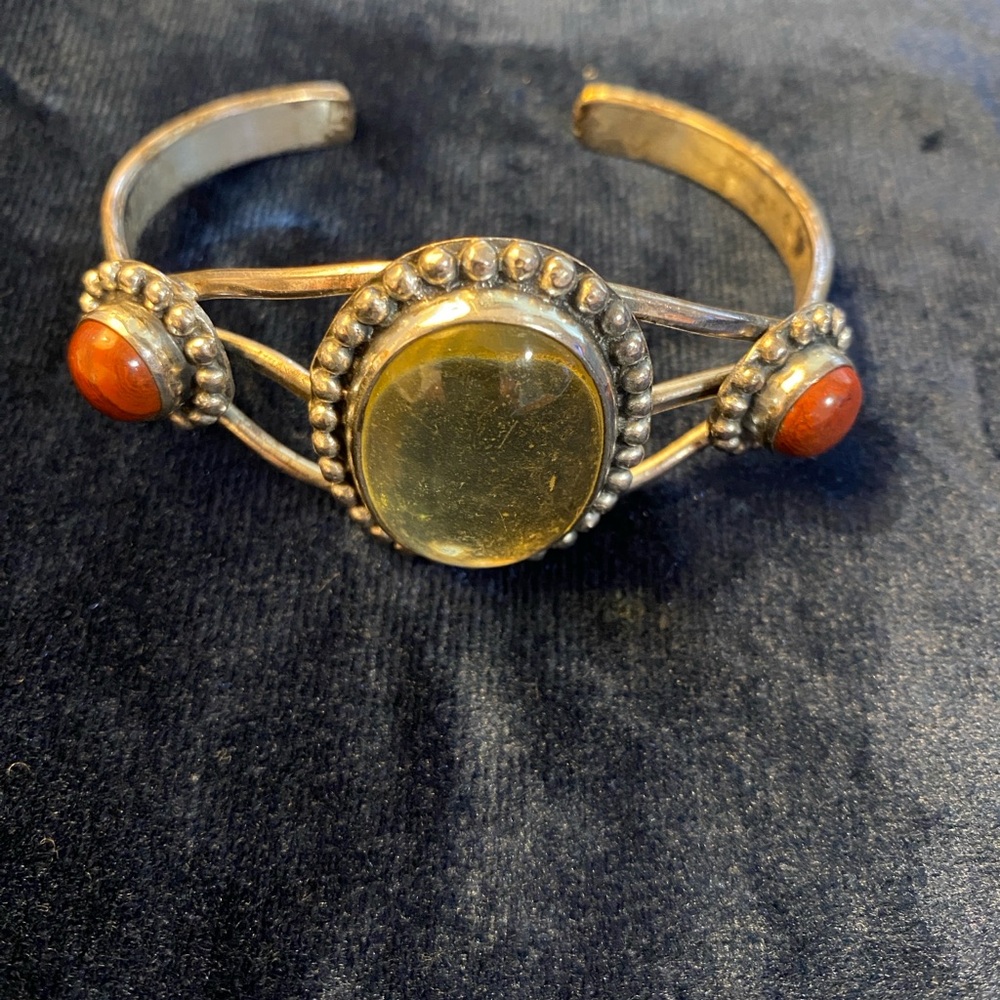 Elegant Silver Toned Bracelet